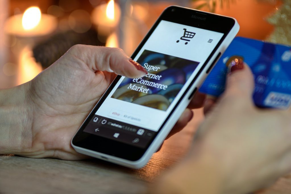 Pantalla de móvil que muestra cómo gestionar la logística ecommerce